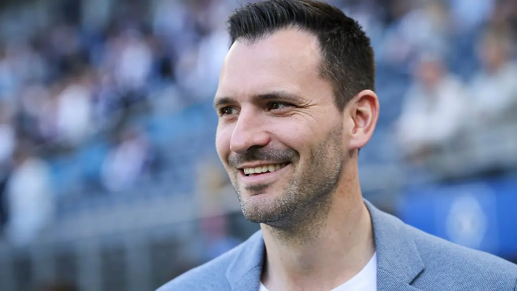 Sport-Geschaeftsfuehrer-Mario-Eggimann-freut-sich-ueber-den-dritten-KSC-Zugang-Niclas-Duehring