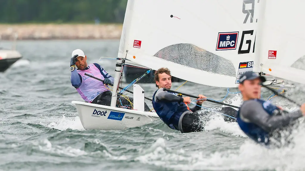 Schwerstarbeit-fuer-Philipp-Buhl-bei-starkem-Wind-in-der-Kieler-Foerde