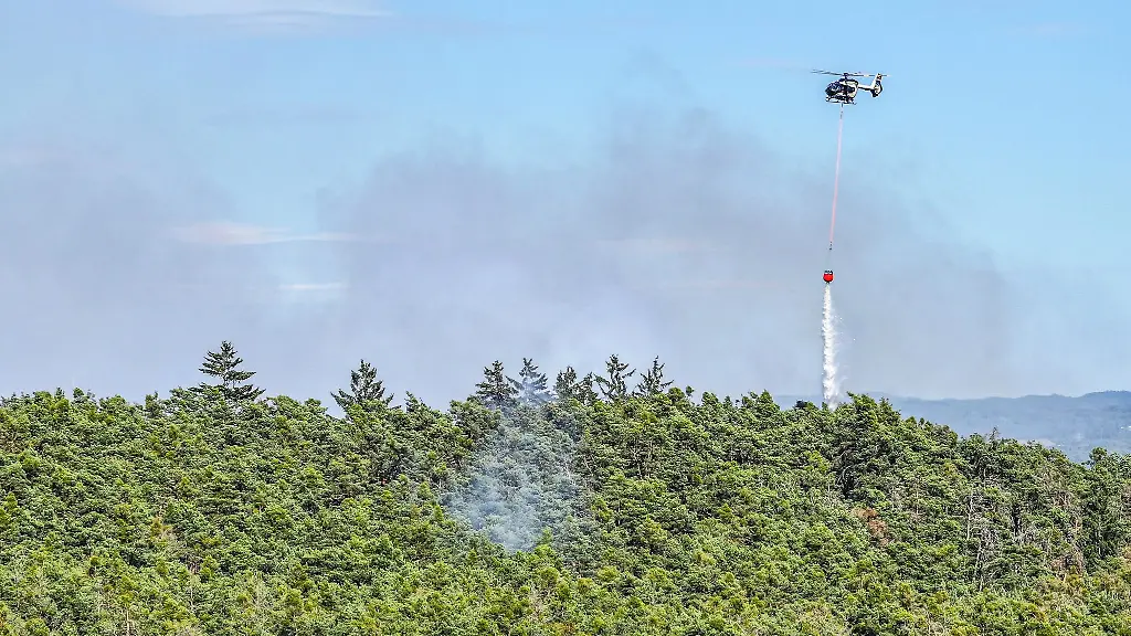 Mit-einem-Hubschrauber-soll-der-Brand-auch-aus-der-Luft-geloescht-werden