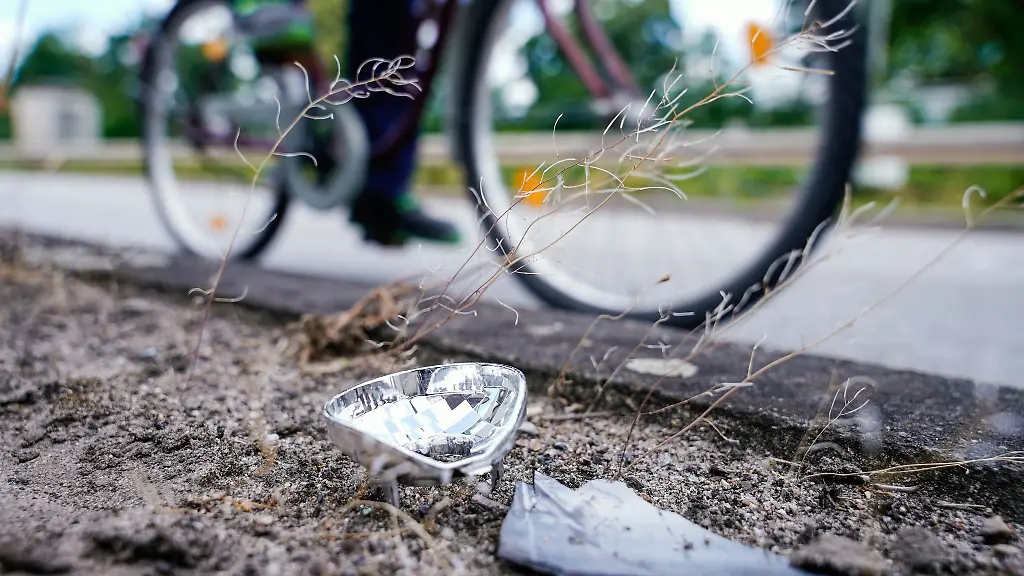 Ein-Radfahrer-soll-nach-dem-Zusammenstoss-mit-einer-Radfahrerin-Fahrerflucht-begangen-haben-Illustration