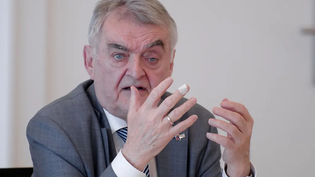 NRW-Innenminister-Reul-erklaerte-dass-die-Sicherheitsbehoerden-mehr-Befugnisse-bekommen