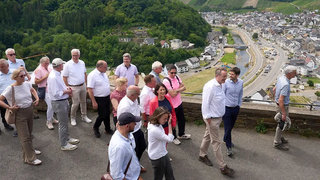 Nach-der-Sitzung-ging-es-auf-eine-kurze-Wanderung