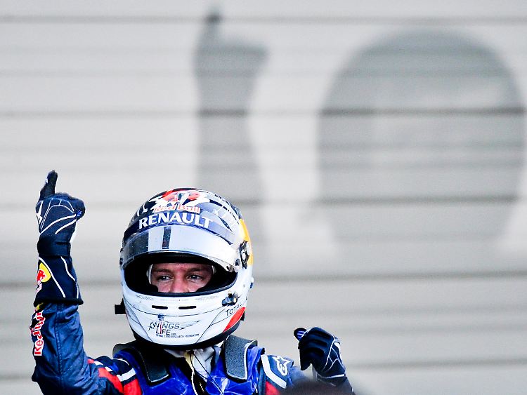 Vettel zieht seinen Finger schneller als sein Schatten.
