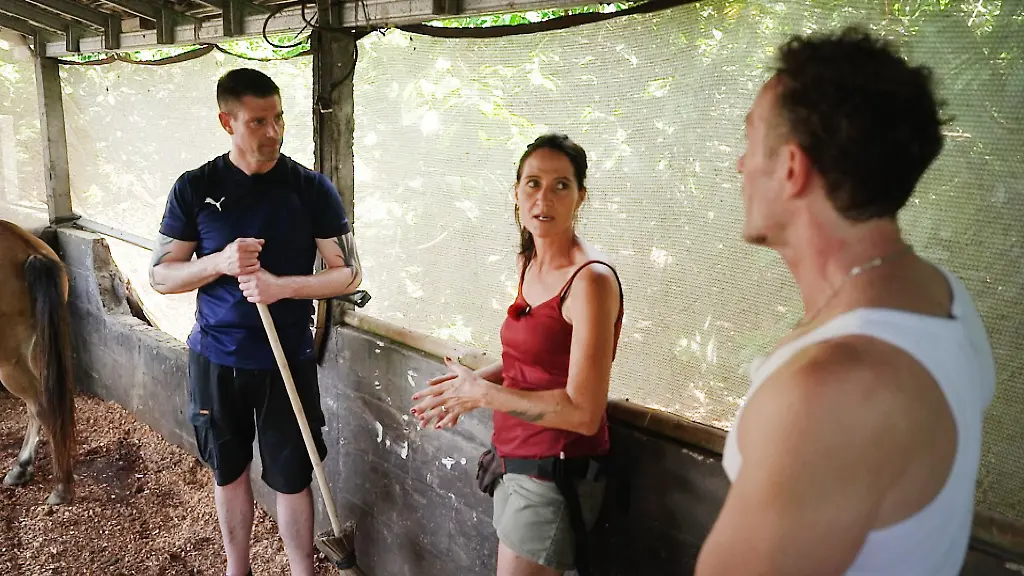 Sven-und-Patrick-helfen-Pferdewirtin-Carmen-beim-Ausmisten-der-Stalls-Quelle-RTL