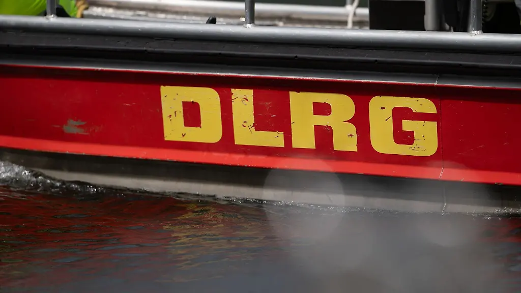 Einsatzkraefte-der-DLRG-und-der-Feuerwehr-zogen-die-Leiche-aus-dem-Wasser