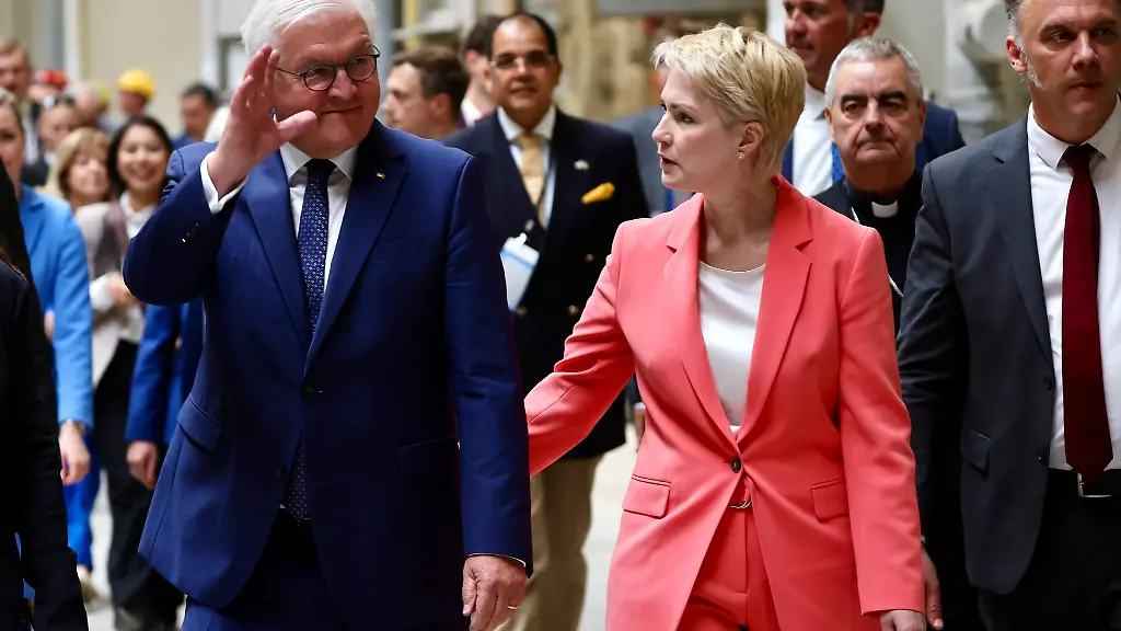 Bundespraesident-Frank-Walter-Steinmeier-ist-in-Mecklenburg-Vorpommern-bei-Ministerpraesidentin-Manuela-Schwesig-zu-Gast-Dieses-Mal-hat-er-Diplomaten-aus-aller-Welt-mit-dabei