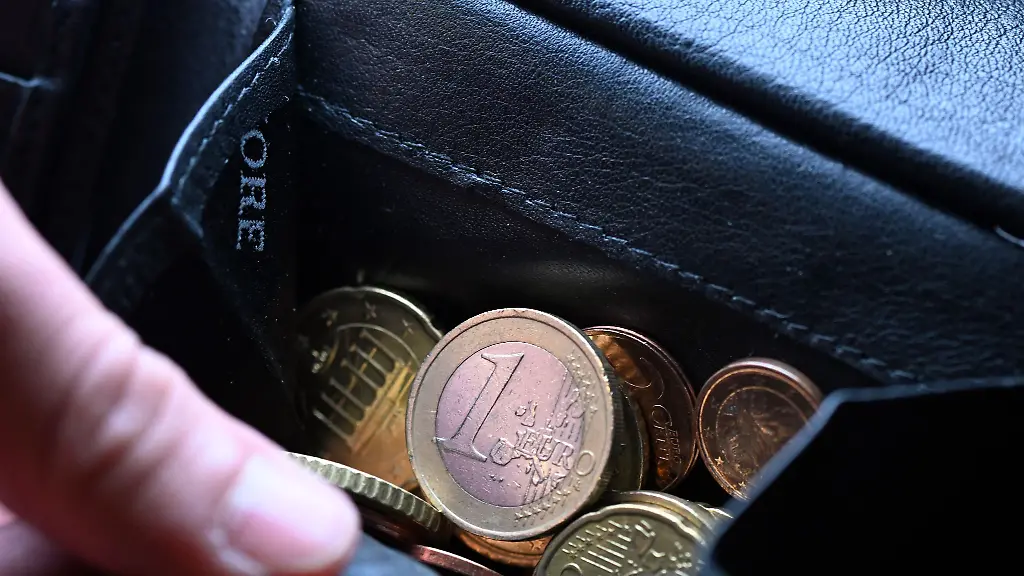 Wenn-man-jeden-Euro-einzeln-umdrehen-muss-Mehr-als-jeder-Sechste-in-NRW-gilt-als-armutsgefaehrdet