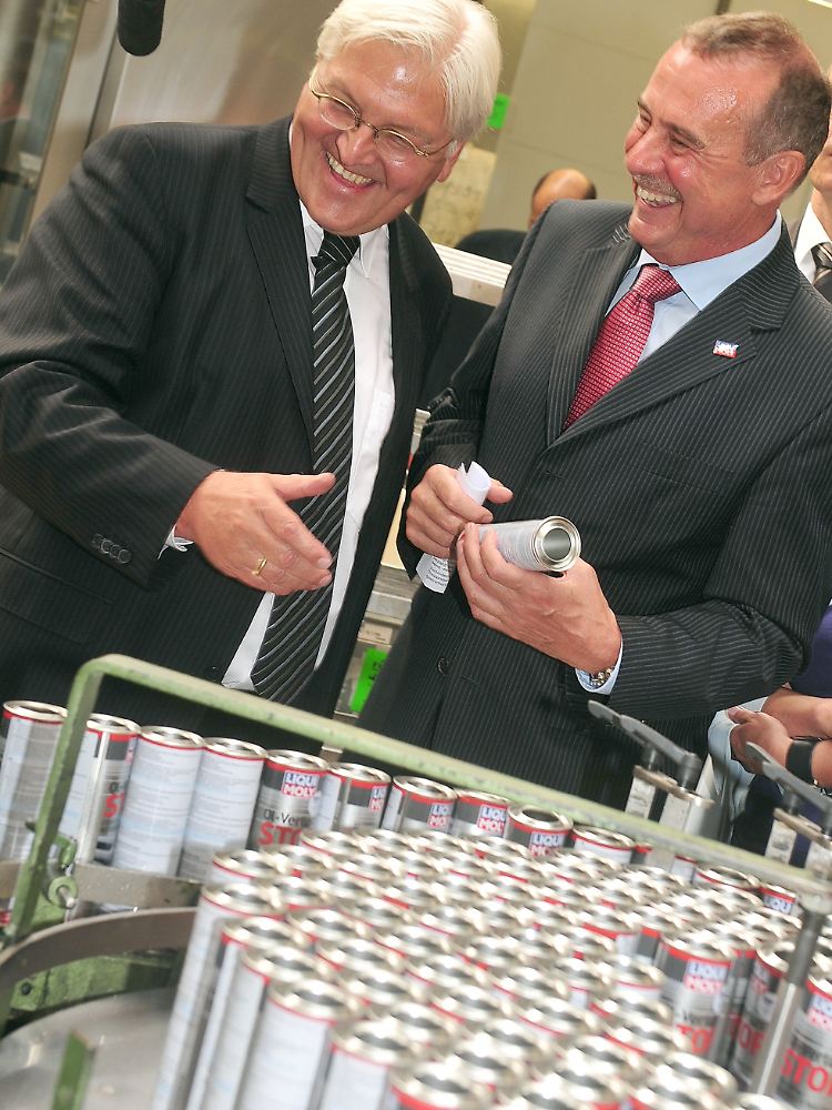 Steinmeier hat auf seiner Sommertour das Unternehmen Liqui Moly besucht. Alleininhaber Erwin Prost begrüßte ihn herzlich.