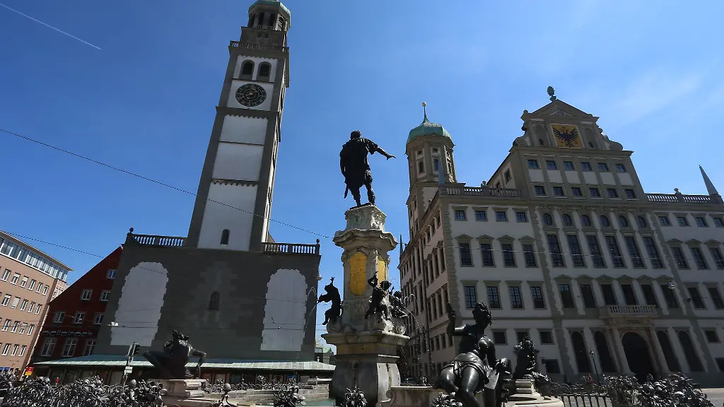Der-Perlachturm-ist-ein-Wahrzeichen-der-Stadt-Augsburg-nun-rueckt-die-Sanierung-naeher-Es-wird-kein-leichtes-Unterfangen
