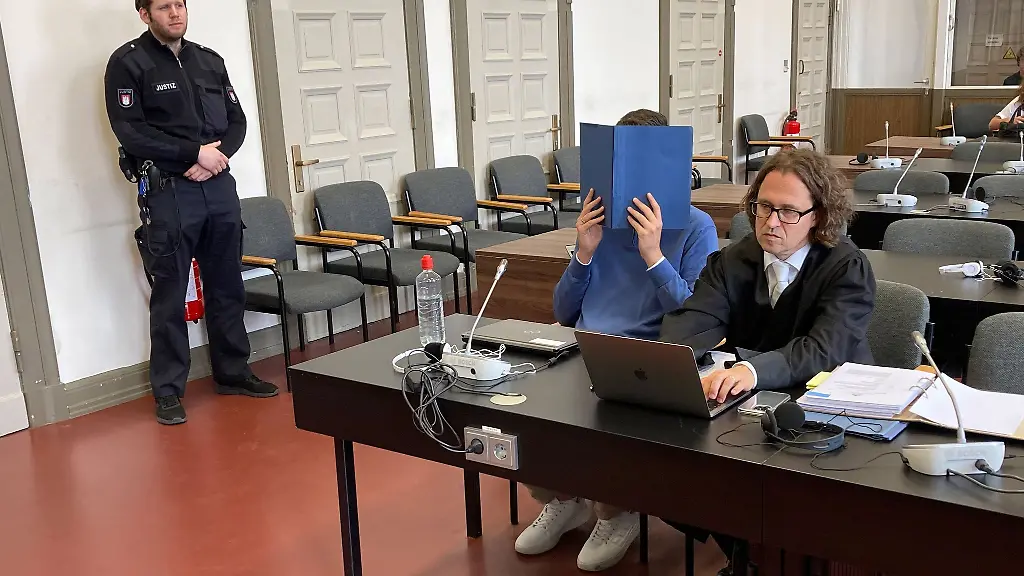In-einer-von-seinem-Verteidiger-verlesenen-Erklaerung-raeumt-der-38-jaehrige-Angeklagte-das-Tatgeschehen-ein