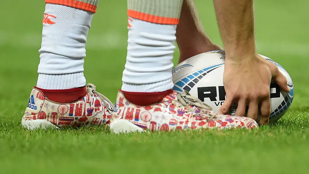 Der-Englaender-Will-Edwards-traegt-waehrend-er-sich-den-Rugbyball-zurechtlegt-Schuhe-auf-denen-Londoner-Sehenswuerdigkeiten-zu-sehen-sind