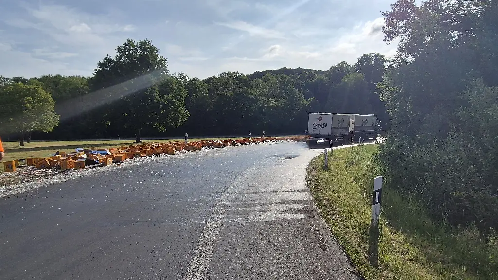 Hunderte-Flaschen-gingen-bei-dem-Unfall-kaputt