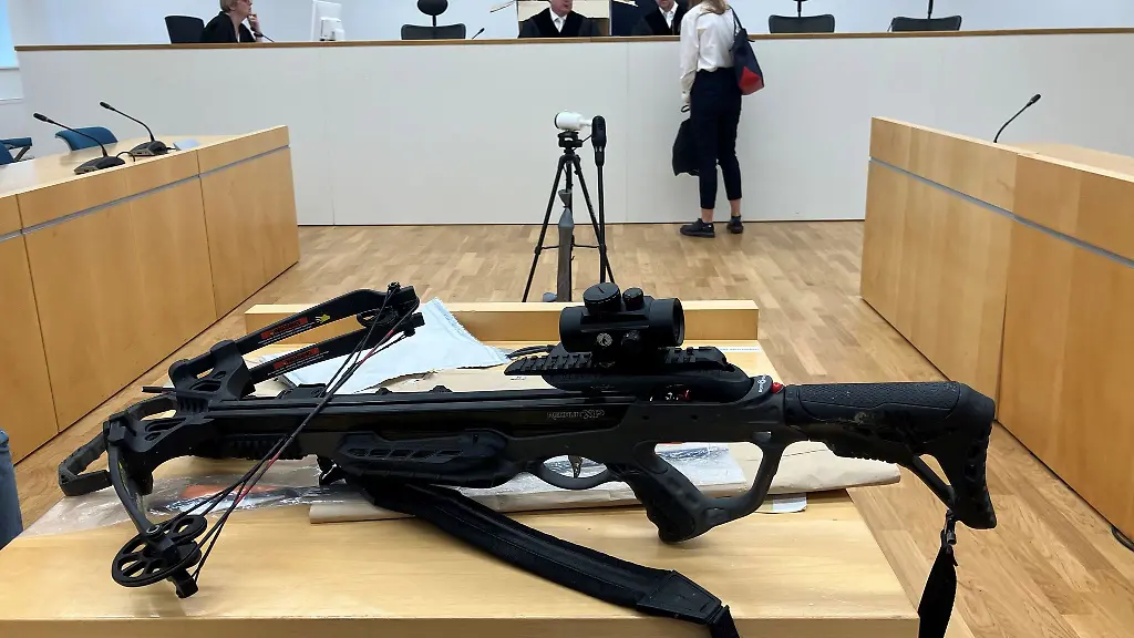 Im-Prozess-um-einen-toedlichen-Schuss-aus-einer-Armbrust-war-eine-entscheidende-Zeugin-zu-nervoes-fuer-ihre-Aussage
