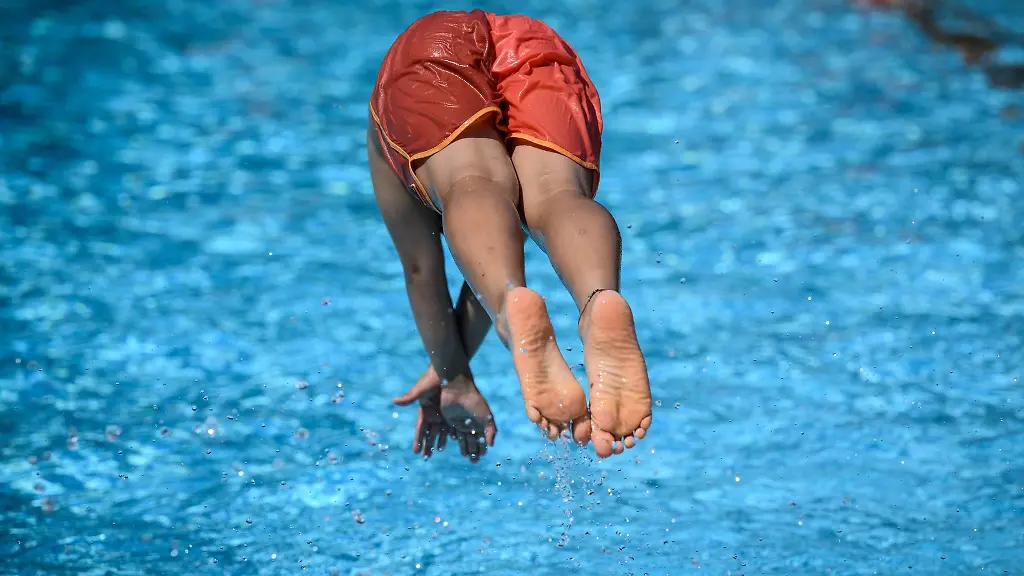 Bei-der-grossen-Hitze-am-Sonntag-war-Abkuehlung-gefragt-So-wie-hier-im-Sommerbad-Neukoelln
