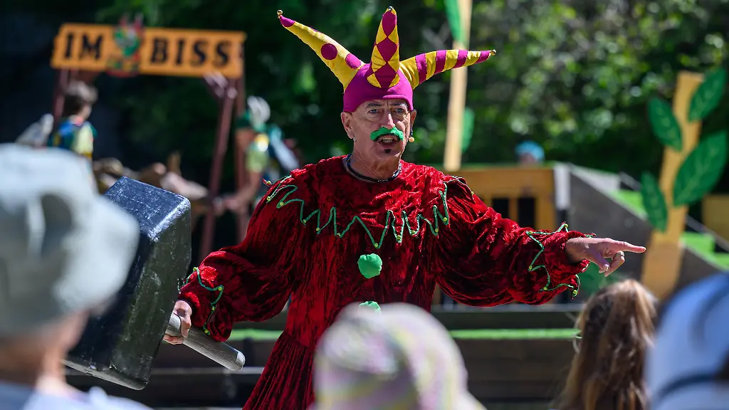 An-den-Greifensteinen-im-Erzgebirge-zeigt-das-Eduard-von-Winterstein-Theater-das-Familienstueck-Drachen-haben-nichts-zu-lachen-auf-der-Buehne