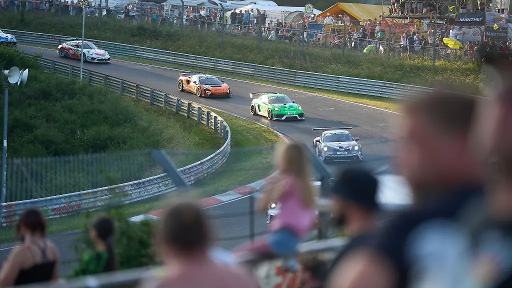Die-Polizei-sieht-keine-groesseren-Zwischenfaelle-oder-schwereren-Unfaelle-beim-24-Stunden-Rennen-auf-dem-Nuerburgring