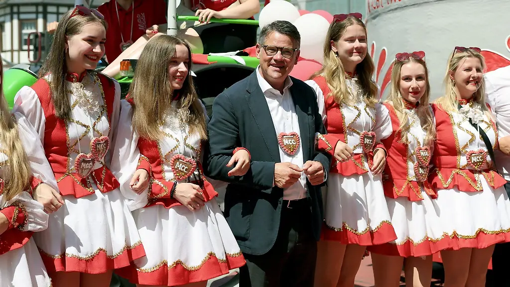 Ministerpraesident-Boris-Rhein-steht-zusammen-mit-jungen-Frauen-vom-Moerlauer-Carneval-Club-MCC-beim-Hessentagsumzug