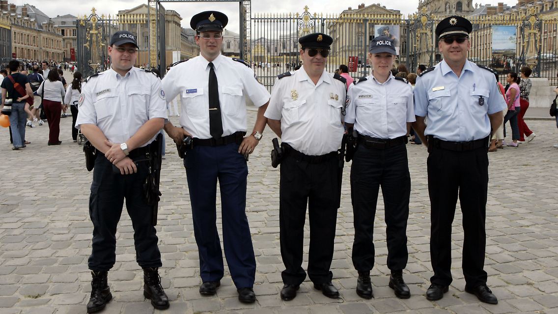 Polizeioffiziere aus Frankreich, den Niederlanden, Spanien und Deutschland vor Schloss Versailles.
