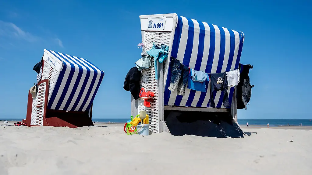 Bei-hohen-Temperaturen-ist-ein-Strandkorb-am-Meer-fuer-viele-Menschen-ein-angenehmer-Aufenthaltsort