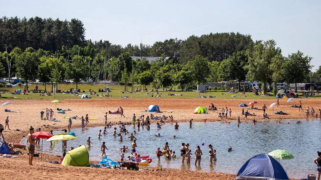 Die-hohen-Temperaturen-laden-zum-Baden-ein-doch-durch-die-hohe-UV-Strahlung-besteht-auch-hohe-Sonnenbrandgefahr