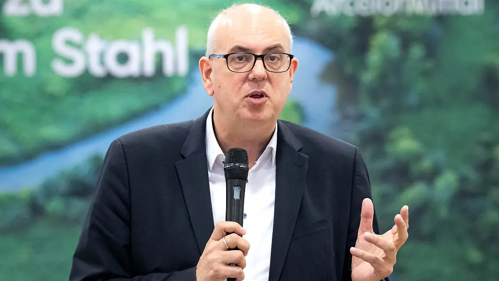 Nach-der-Kursaenderung-des-Stahlkonzerns-ArcelorMittal-fordert-Bremens-Buergermeister-Andreas-Bovenschulte-SPD-schnell-Gespraeche-zwischen-Unternehmen-Gewerkschaften-und-Politik