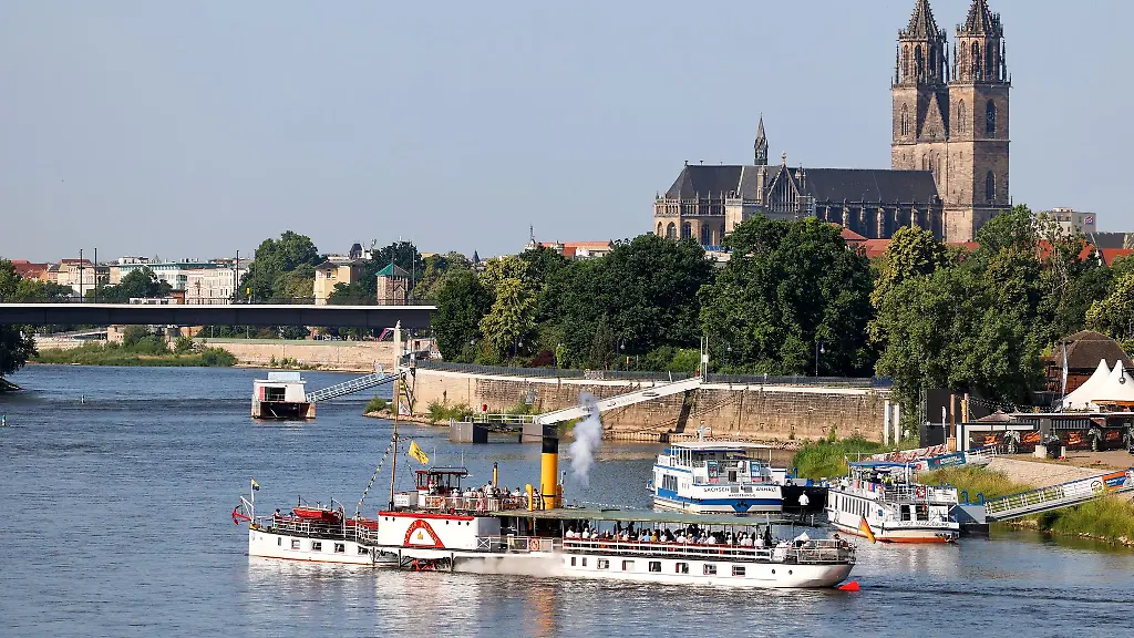 Der-Raddampfer-Kaiser-Wilhelm-macht-zu-seiner-Jubilaeumsreise-Station-in-Magdeburg-und-legt-vom-Petrifoerder-ab