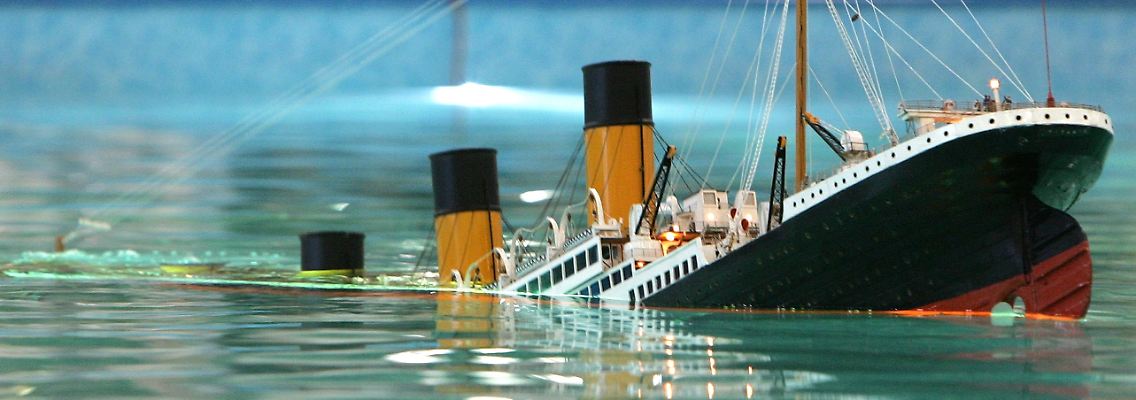 Der Untergang der "Titanic" im Modellversuch.