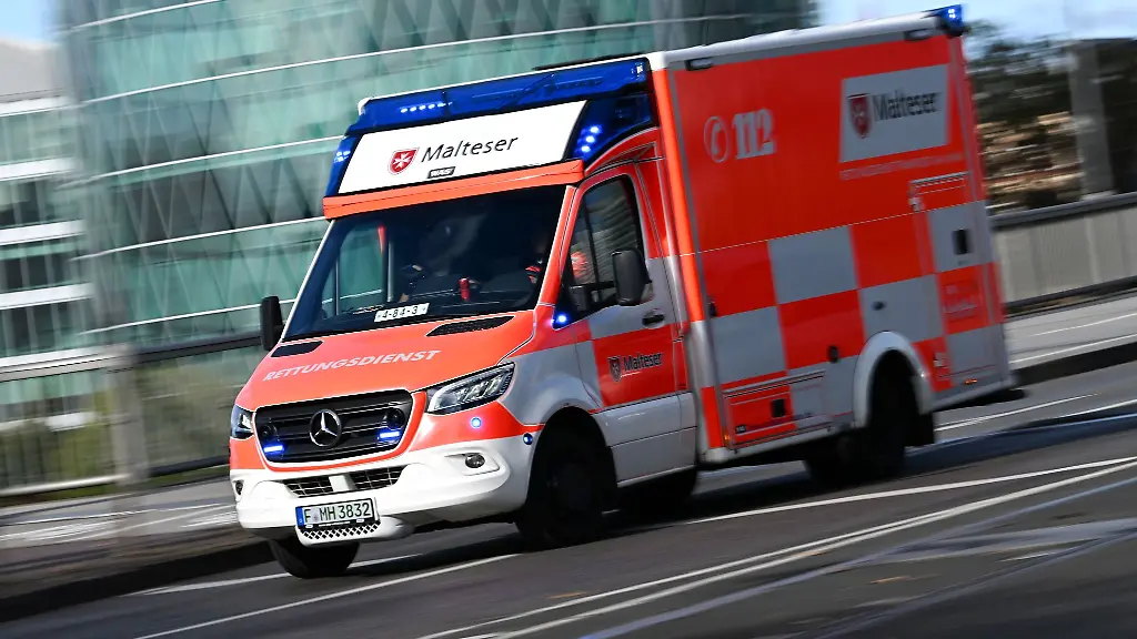 Rettungskraefte-bringen-das-schwer-verletzte-Kind-in-eine-Klinik