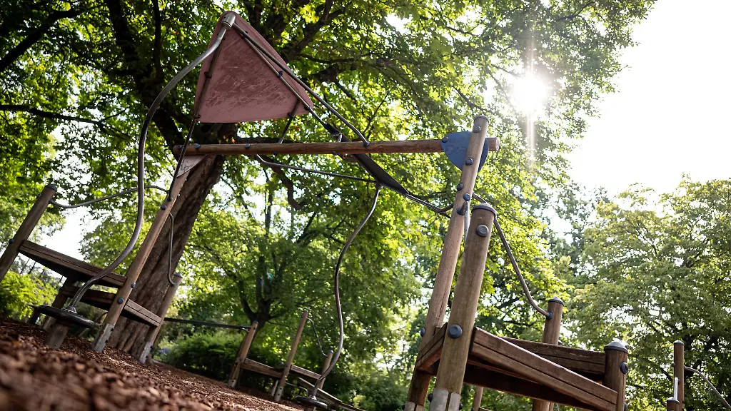 Ploetzlich-fiel-auf-dem-Kinderspielplatz-ein-Ast-herunter-ein-39-Jaehriger-wurde-erschlagen