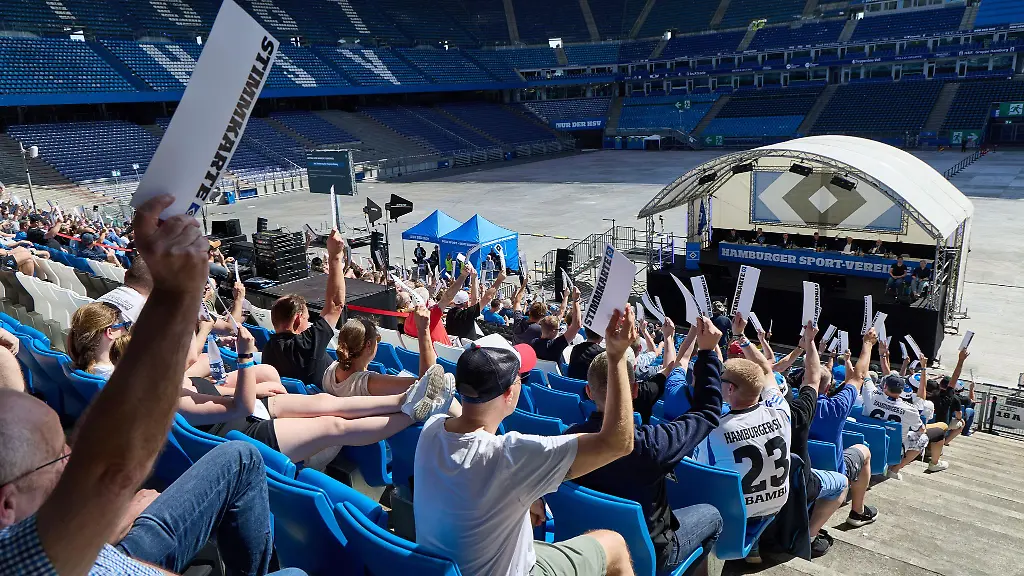 HSV-Fans-halten-Stimmzettel-bei-der-Mitgliederversammlung-des-Clubs-hoch