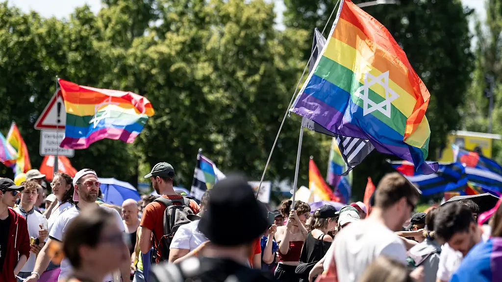 Hunderte-Menschen-ziehen-am-Samstagnachmittag-fuer-Vielfalt-und-Toleranz-durch-Marzahn