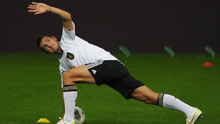 Es reicht nur für leichtes Training: Miroslav Klose muss im letzten EM-Quali-Spiel gegen Belgien passen.