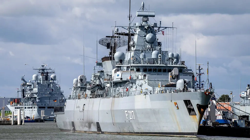 Aktivisten-haben-in-Kiel-an-der-Fregatte-Bayern-gegen-Aufruestung-demonstriert