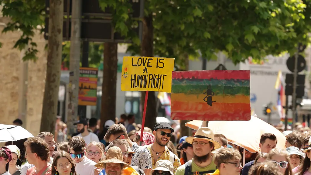 Unter-dem-Motto-Nie-wieder-still-Weil-Vielfalt-leuchten-will-zogen-Tausende-Teilnehmer-des-Christopher-Street-Days-bei-sommerlichen-Temperaturen-durch-die-Jenaer-Innenstadt