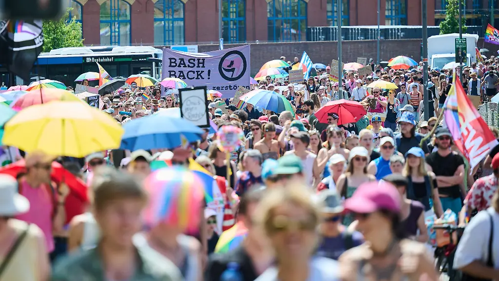 Hunderte-nehmen-in-Eberswalde-am-zweiten-Christopher-Street-Day-teil