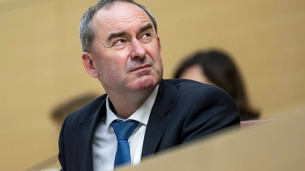 Der-Freie-Waehler-Bundesvorsitzende-Hubert-Aiwanger-will-bei-der-naechsten-Bundestagswahl-erneut-kandidieren-obwohl-seine-Partei-bei-bisherigen-Wahlen-keine-Chance-hatte