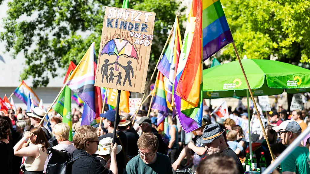 Schuetzt-Kinder-vor-der-AfD-steht-auf-einem-Schild-Laut-der-Polizei-verlief-die-Demo-vor-dem-Landtag-stoerungsfrei-und-ohne-besondere-Zwischenfaelle