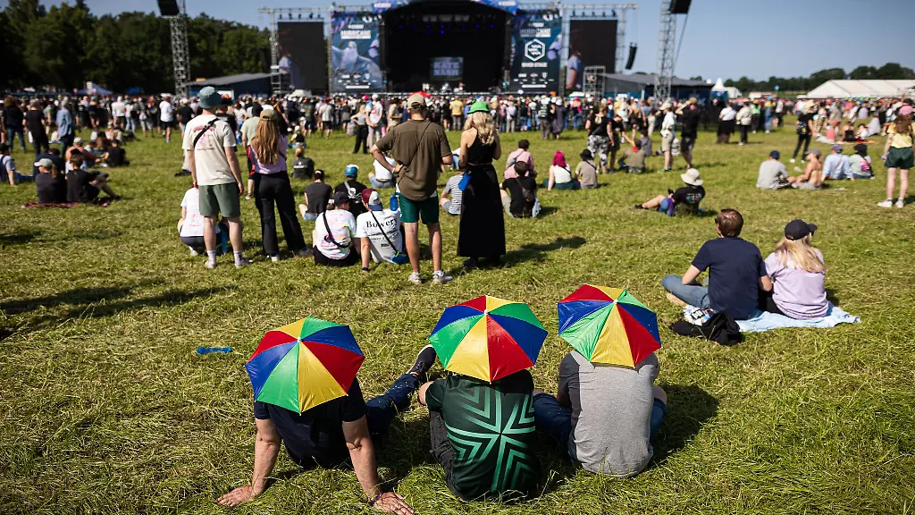 Sonnenschutz-gefragt-Beim-Hurricane-Festival-steigen-die-Temperaturen-auf-ueber-30-Grad