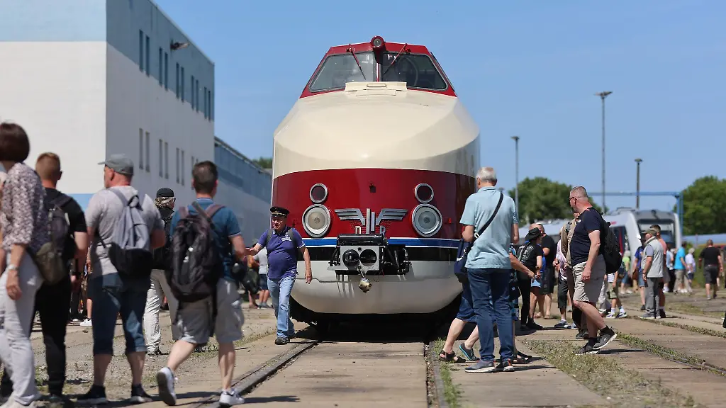 Schon-bald-soll-der-aufgearbeitete-Zug-wieder-mit-Passagieren-auf-der-Schiene-rollen