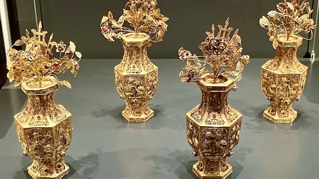 Filigrane-Goldkunst-aus-Zeiten-des-Chinesischen-Kaiserreichs-Die-Schaetze-aus-dem-chinesischen-Museum-fuer-Schoene-Kuenste-Qujiang-in-Xi-an-sind-noch-bis-Januar-im-Herzoglichen-Museum-in-Gotha-zu-sehen