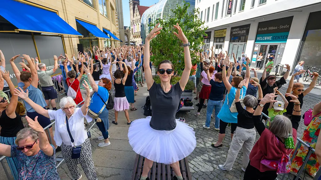 Tanzen-unter-freiem-Himmel-Hunderte-beteiligten-sich-in-der-Kulturhauptstadt-Chemnitz-am-Guinness-Weltrekord-Versuch-der-groessten-und-am-laengsten-tanzenden-Ballettklasse