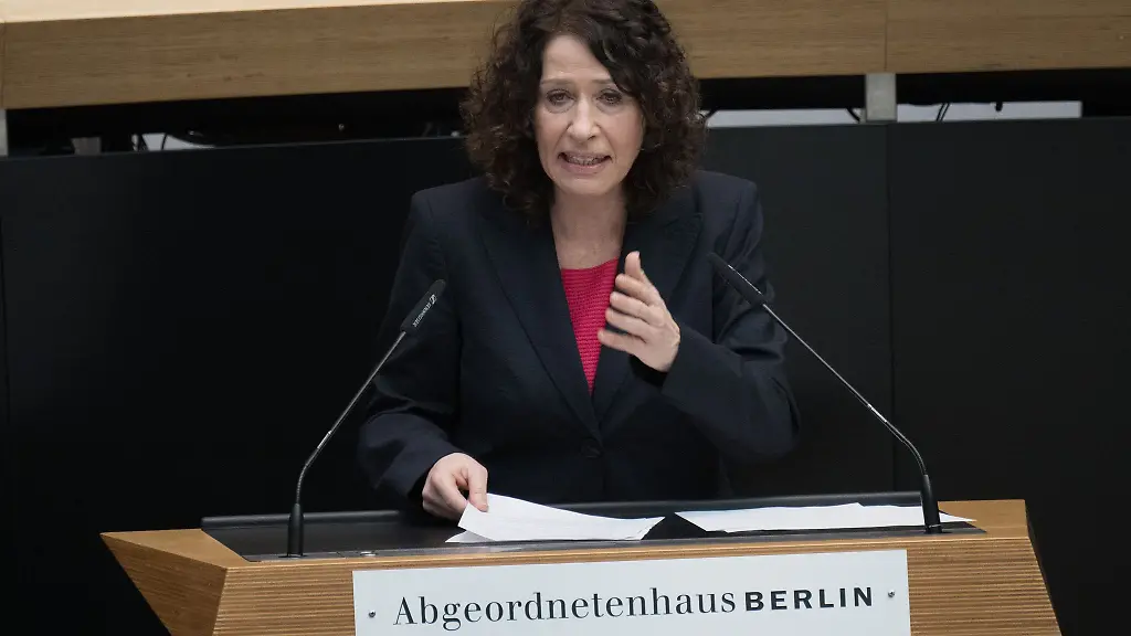 Gruenen-Fraktionschefin-Bettina-Jarasch-sieht-Versagen-bei-der-Bildungssenatorin