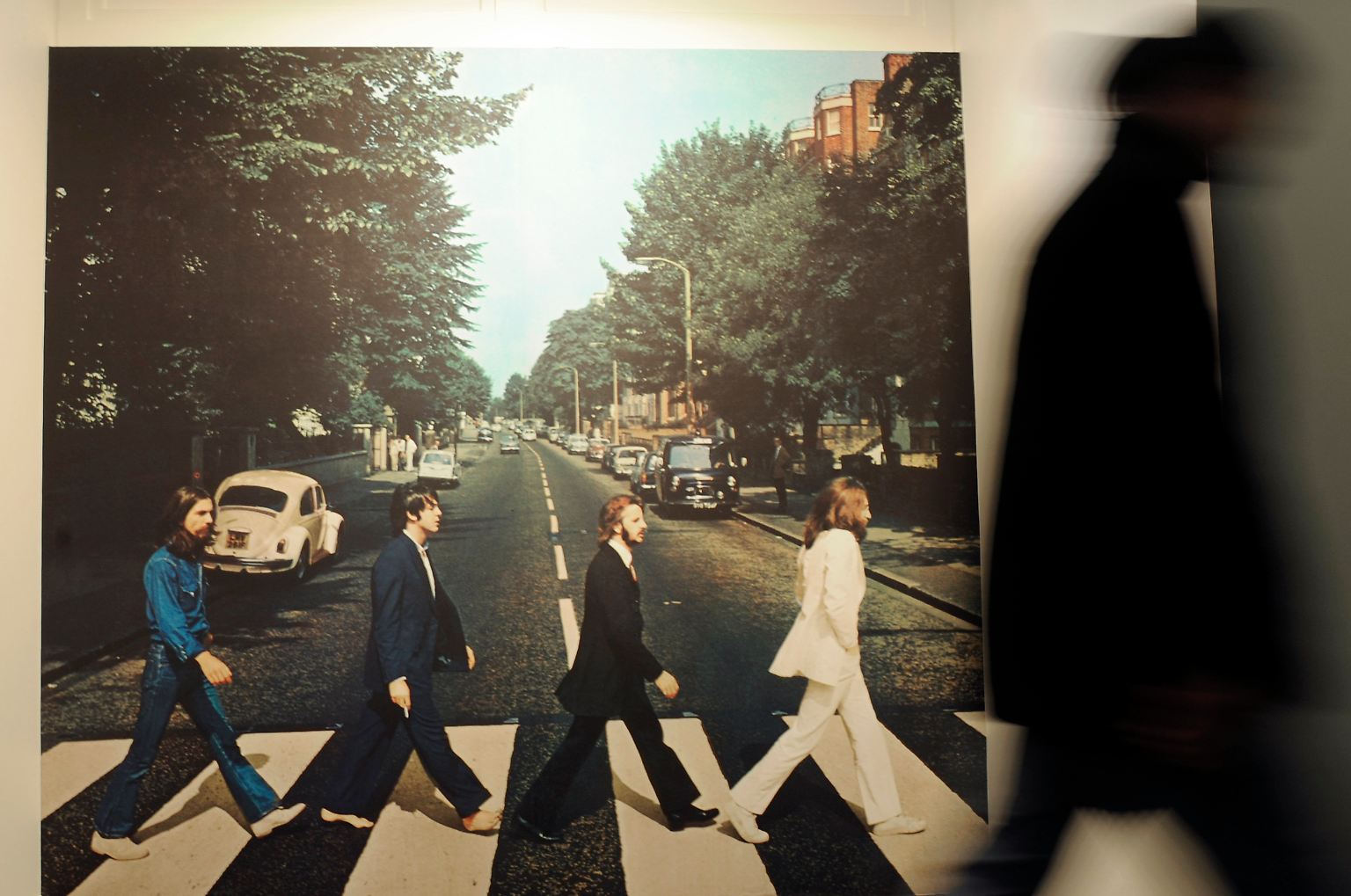 Es ist der berühmteste Zebrastreifen der Welt. Seitdem 1969 vier Männer die Londoner Abbey Road überquerten und sich dabei fotografieren ließen, ist der Streifen nahe der U-Bahn-Station St. John's Wood eine Pilgerstätte. 