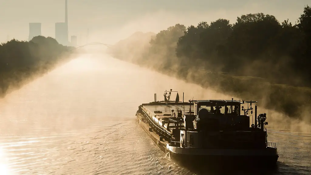 Ein-Frachtbinnenschiff-und-ein-Ausflugsschiff-waren-nach-Angaben-der-Feuerwehr-bei-einem-Ueberholmanoever-auf-dem-Mittellandkanal-zusammengestossen