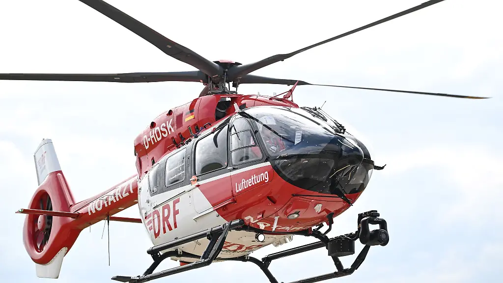 Ein-Hubschrauber-bringt-zwei-der-sieben-Verletzten-in-eine-Klinik