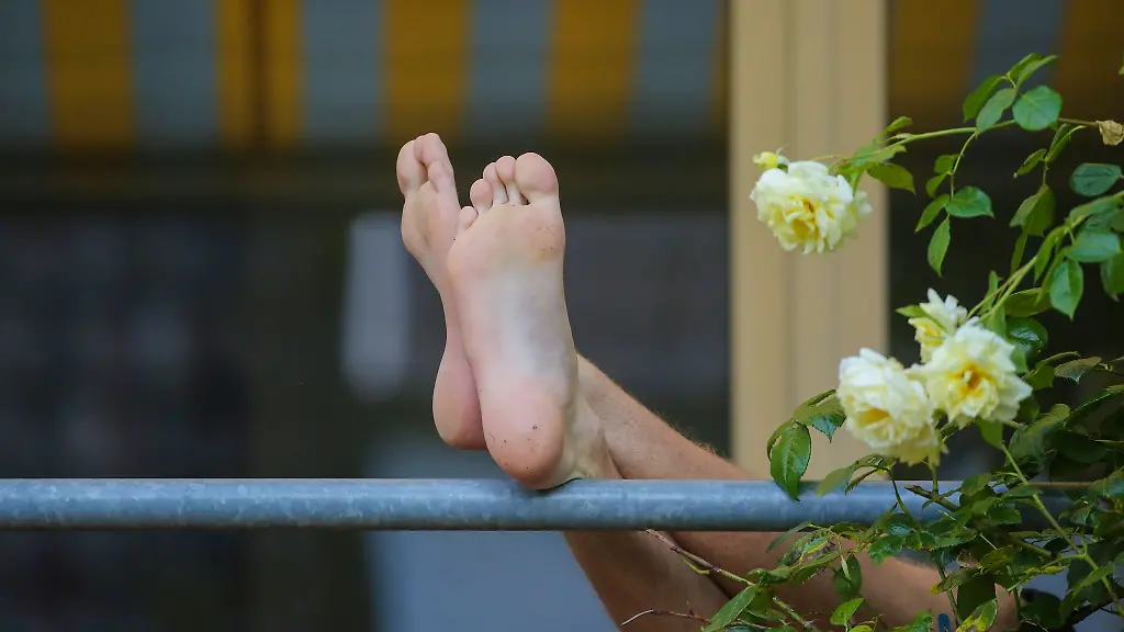 Als-erste-Hilfe-bei-hohen-Temperaturen-hilft-vor-allem-das-richtige-Lueften-Zwischen-Abend-und-fruehem-Morgen-sollte-man-es-tun-wenn-die-Luft-draussen-kuehler-ist-als-im-Raum-Symbolbild