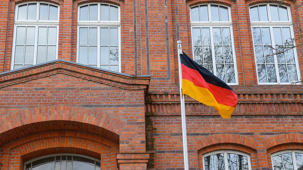 Sachsen-Anhalt-debattiert-ueber-Flaggen-an-oeffentlichen-Gebaeuden