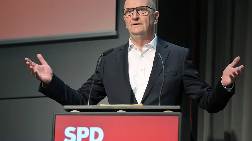 Brandenburgs-Ministerpraesident-Dietmar-Woidke-stellt-sich-auf-dem-SPD-Landesparteitag-in-Cottbus-zur-Wiederwahl-als-Landesvorsitzender