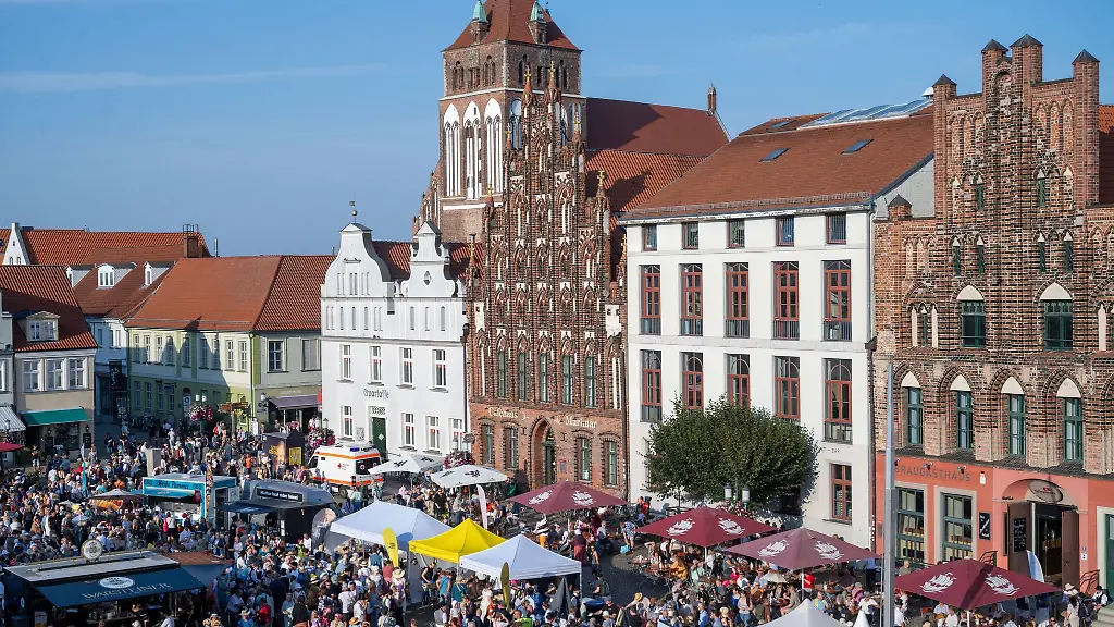 Greifswald-kann-feiern-im-Vorjahr-das-Caspar-David-Friedrich-Jubilaeum-und-nun-den-MV-Tag-samt-775-Jahrfeier-der-Stadt
