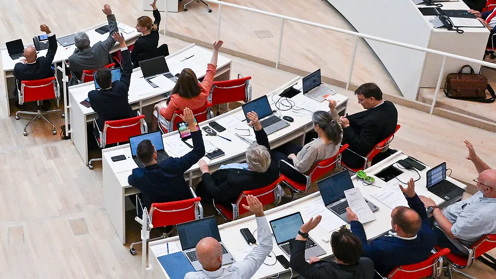 Der-Brandenburger-BSW-Landtagsabgeordnete-Sven-Hornauf-stimmt-anders-als-der-Rest-seiner-Fraktion-fuer-den-Haushalt